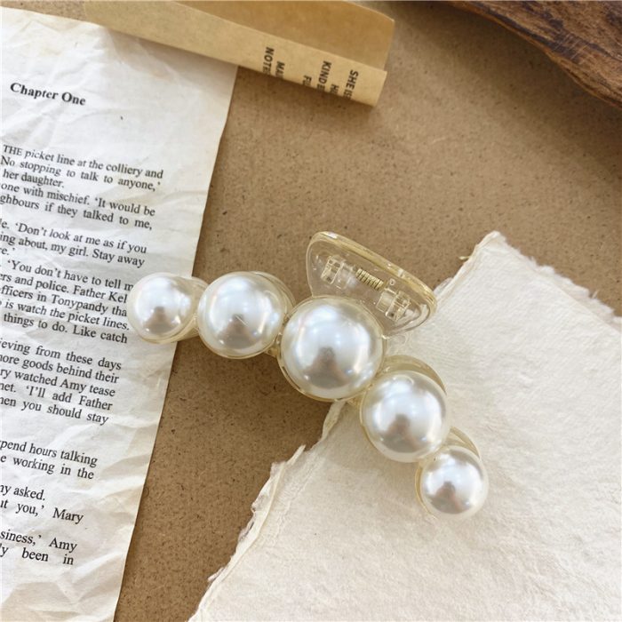 Product Type: Pearl headbandr material: metal Style: Women's Style: Vintage shape: geometric Treatment process: paint Applicable gift-giving occasions: advertising promotions Packaging: Individually packed Custom processing: Yes Hairpin classification: Grab clip
